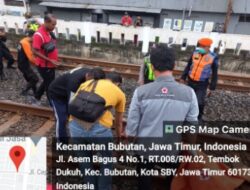 Mr X Tewas Tertabrak Kereta Api Komuter di Jalan Demak Surabaya